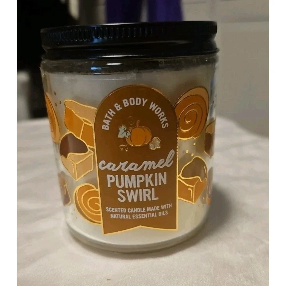 Bath & Body Works Caramel Pumpkin Swirl 1-Wick 7 Oz . Scented Candle